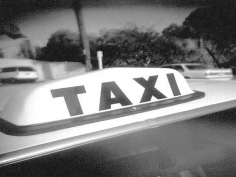 Mujer finge ser un fantasma para no pagarle pasaje a taxista en Monterrey 