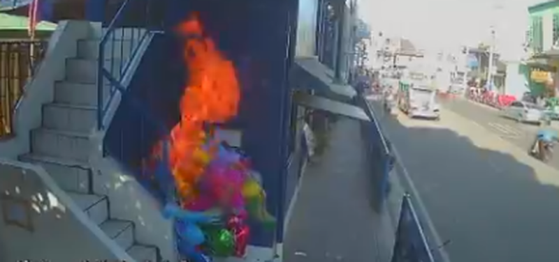 Broma termina mal al incendiar los globos de vendedor 