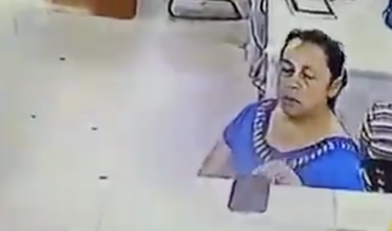 Captan infraganti a mujer robándose el celular del médico que atendía a su hermano (VIDEO)