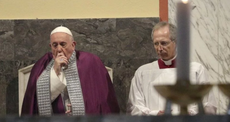 El Papa, ¿con Coronavirus?; se muestra enfermo tras estrechar la mano con fieles