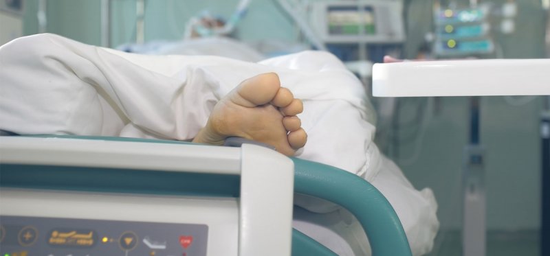 Arrestan a empleado de hospital por chuparle los dedos de los pies a un paciente