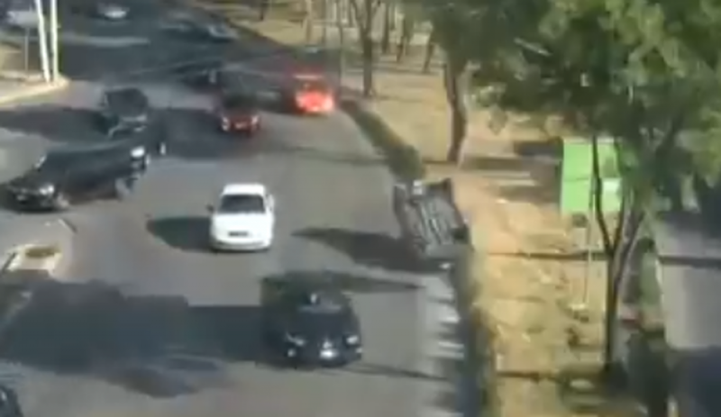 Conductor choca y se volca por ir en exceso de velocidad (VIDEO) 