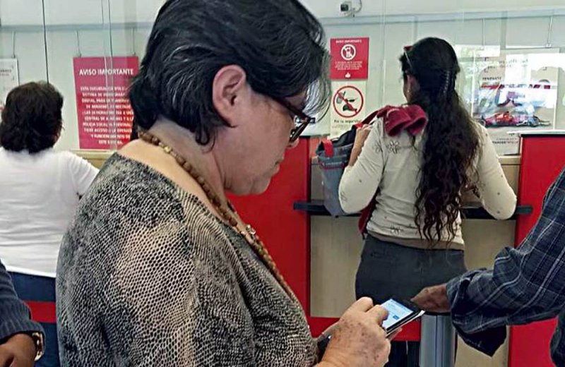 PRI lanza iniciativa para prohibir celulares a empleados de Bancos