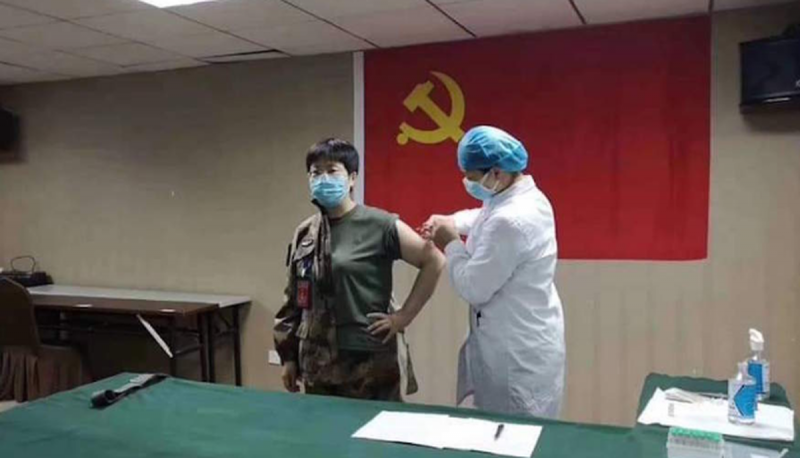 Doctora China arriesga su vida y se inyecta vacuna contra coronavirus sin ser probaday