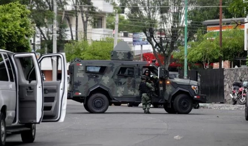 Policías detienen a 5 hombres fuertemente armados en San Luis Potosí