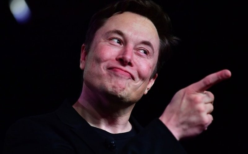 Elon Musk dice que no es necesario ir a la universidad para aprender; contratará personal sin título