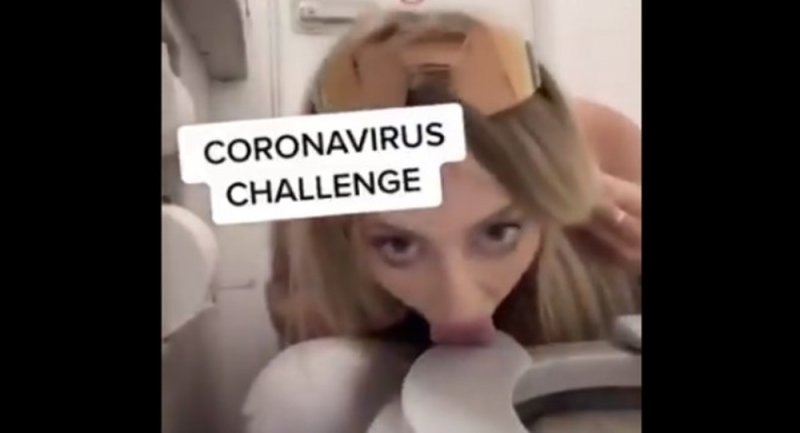 Usuarios lanzan estúpido reto #CoronavirusChallenge; se trata de lamer retretes en aviones 