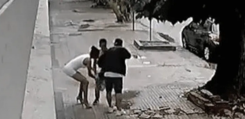 Rateros asaltan a sujeto que tenía sexo en la calle; la mujer era cómplice