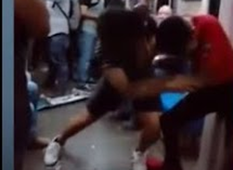 Captan brutal pelea de dos hombres en metro de Monterrey 
