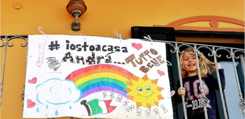 Niños en Italia cuelgan mantas con frases inspiradoras en sus balcones por Coronavirus 