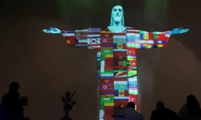 Cristo Redentor se ilumina con banderas de países afectados por el COVID-19