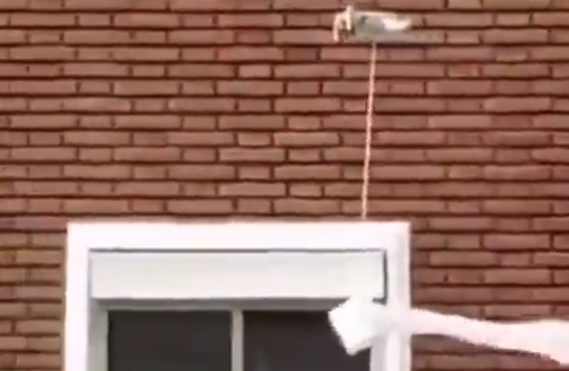 Vecinos utilizan drones para compartir papel del baño y