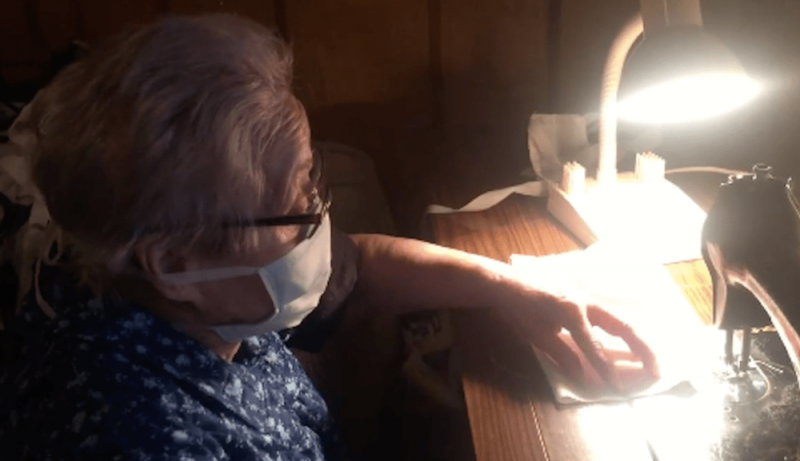 Abuelita pone su granito de arena para combatir al coronavirus y hace cubrebocas para donarlos