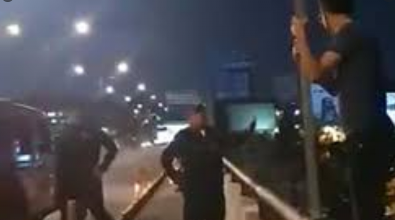 Policías de la CDMX evitan que hombre se arroje de un puente