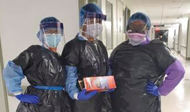  Enfermeras usan bolsas para la basura como uniforme de protección por falta de insumos