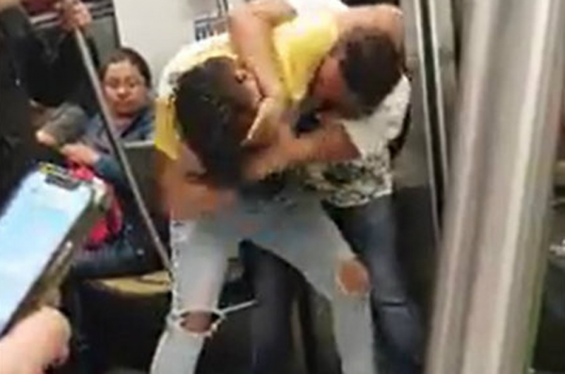 Usuarios captan brutal pelea en vagón del Metro