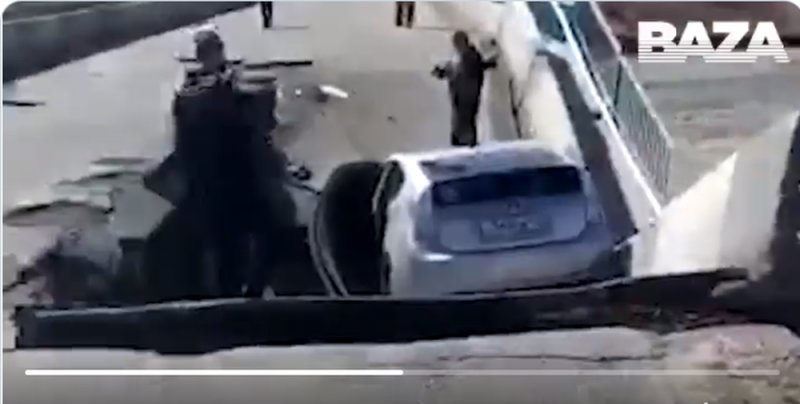 VIDEO FUERTE: Conductor cae junto a su auto tras derrumbe de un puente