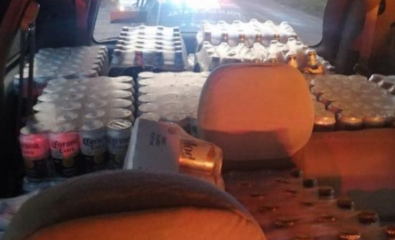 Sujetos violan Ley seca en Tabasco y la policía los atrapa con 248 Six de cerveza