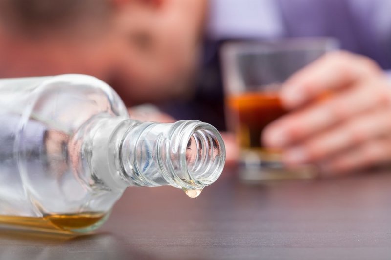 600 personas mueren por beber alcohol puro para “curarse” del Coronavirus