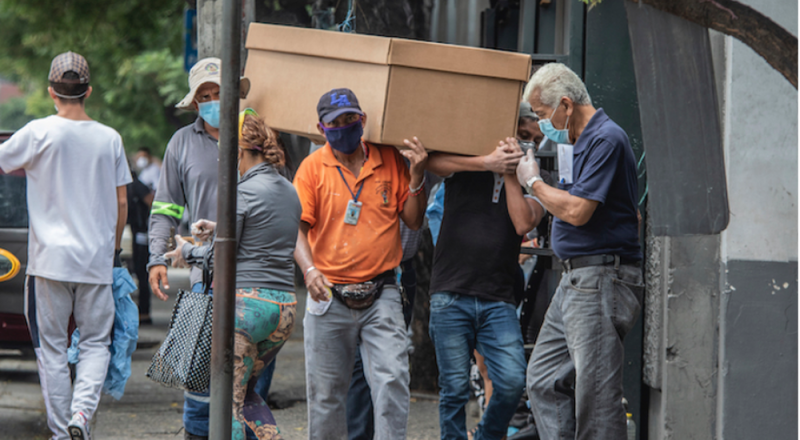 Cuerpos tirados en las calles, caos y peste. Es lo que se vive actualmente en Guayaquil