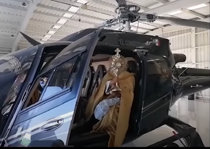 Diócesis de Querétaro usa helicóptero oficial para repartir la bendición desde el aire