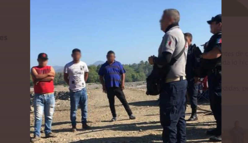 Policía desaloja a más de 60 personas que no respetaban cuarentena y se bañaban en río en Colima