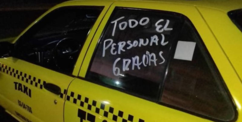 Taxistas ofrecen servicio gratuito a médicos y enfermeras