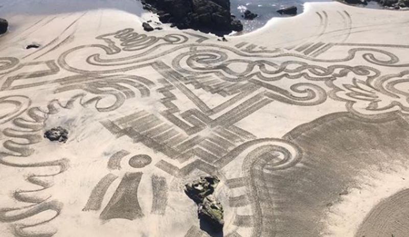 Extraños símbolos aparecen en playas de México y sorprenden a todos