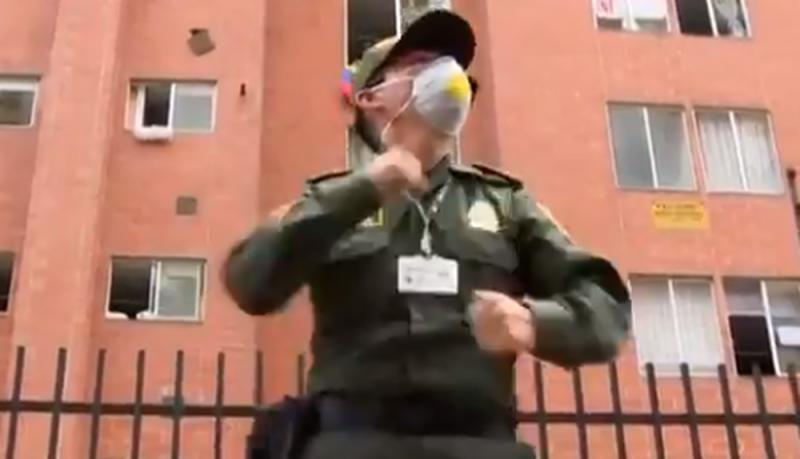 Policías dan clases de Zumba a los ciudadanos durante cuarentena (VIDEO)