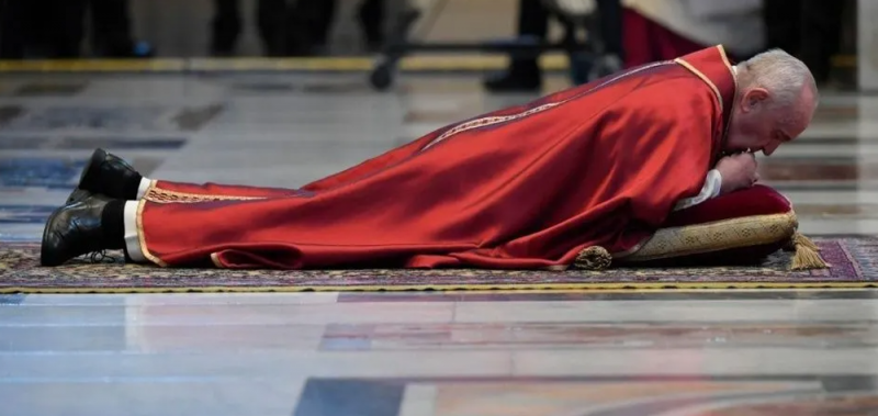 Papa Francisco inicia Pasión de Cristo postrado en el piso ante el altar