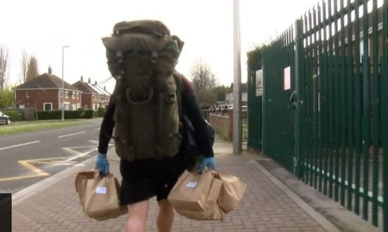 Maestro camina 8 km diario para llevar comida a niños de escasos recursos en cuarentena