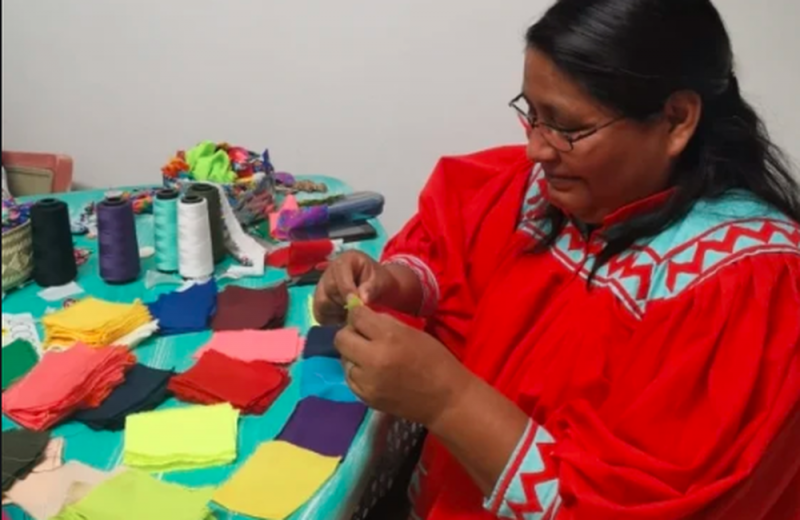 Mujeres Tarahumaras crean cubrebocas para evitar contagios por Coronavirus