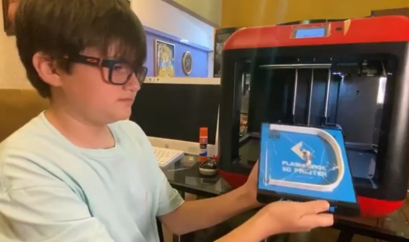 Niño oaxaqueño fabrica caretas contra Covid-19 para donarlas a médicos