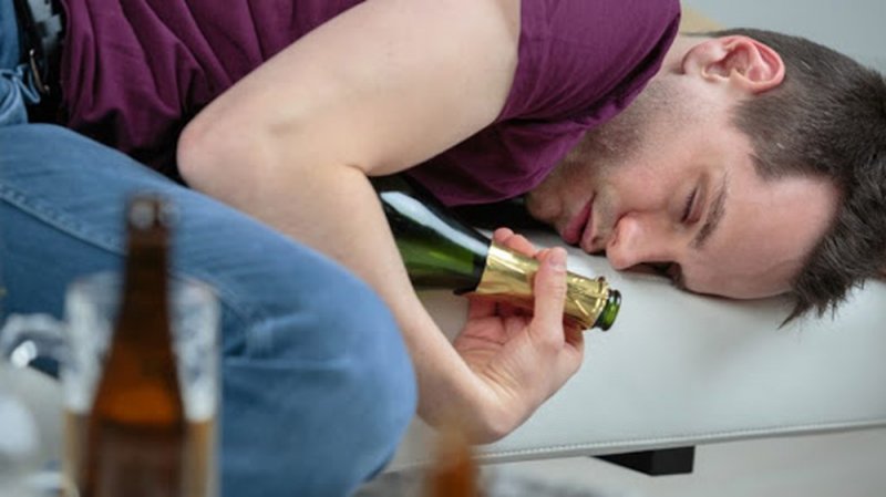 ¿Consumir alcohol te ayuda a no contagiarte de Coronavirus?