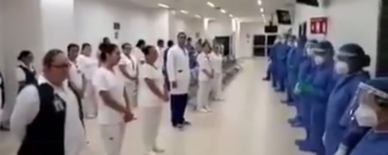 Doctores y enfermeras de HOSPITAL cantan el HIMNO NACIONAL previo a INICIAR atenciones