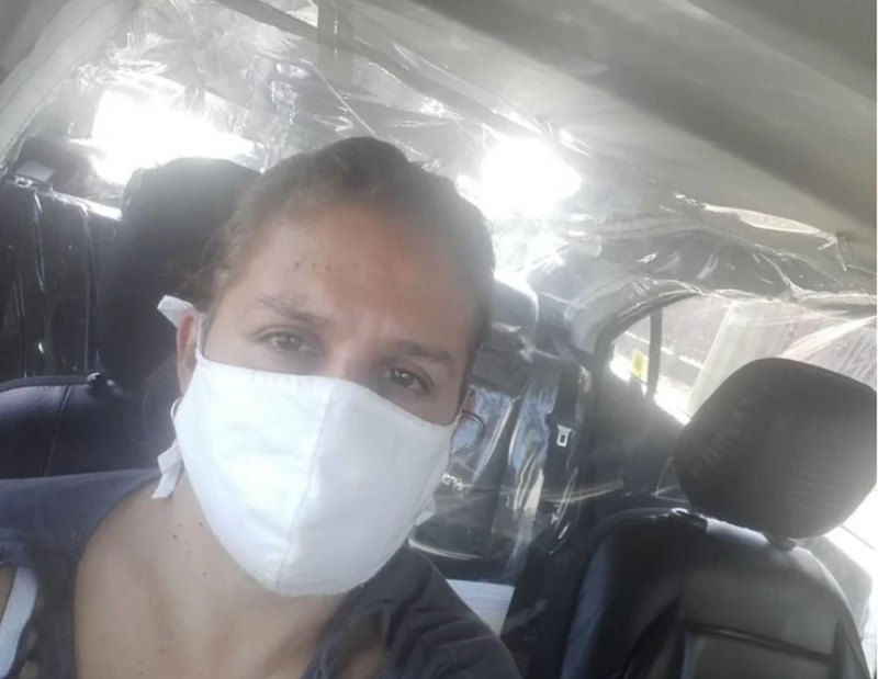 Mujer taxista OFRECE traslados a PASAJEROS con Coronavirus