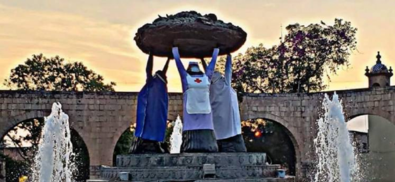 Homenajean a personal en Michoacán y VISTEN de DOCTORAS a estatuas de Fuente de Las Tarascas