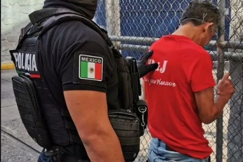 Policía de Guadalajara DETIENE y ARRESTA a hombre que se NEGÓ a usar CUBREBOCAS