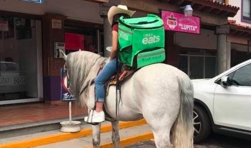 REPARTIDOR de UBER Eats causa sensación en redes por ENTREGAR pedidos a caballo