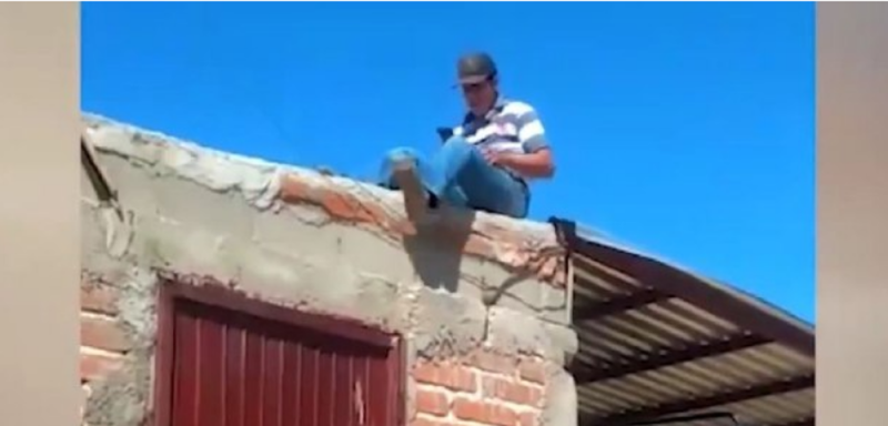 Adolescente sube a la azotea de su CASA para tomar clases por INTERNET