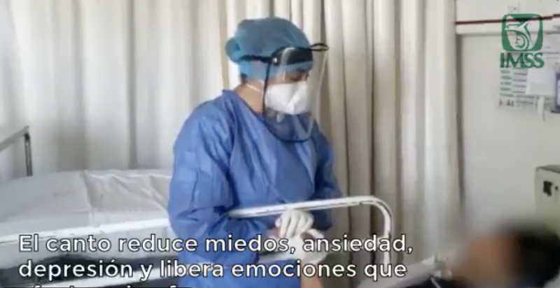 Enfermera del IMSS canta a PACIENTES con CORONAVIRUS para levantar su ánimo 