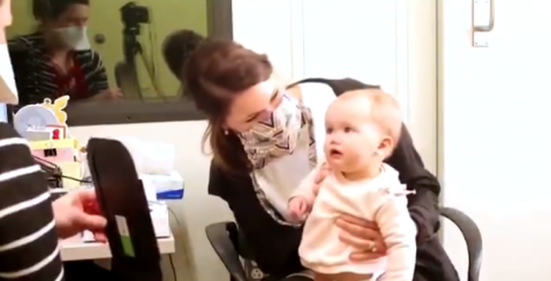 Bebé con SORDERA conmueve por su REACCIÓN al escuchar la VOZ de su mamá
