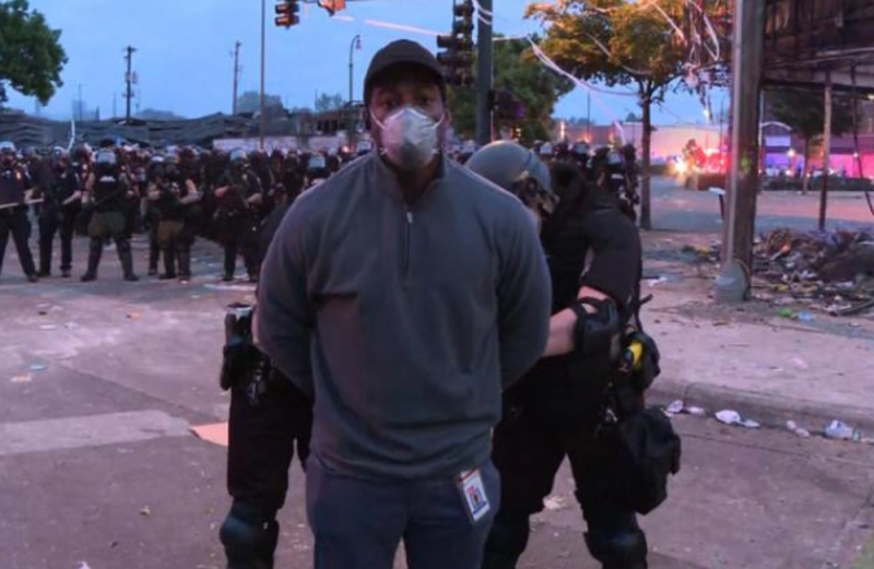 Policía de Minneapolis ARRESTA a reportero que CUBRÍA PROTESTAS en transmisión en vivo
