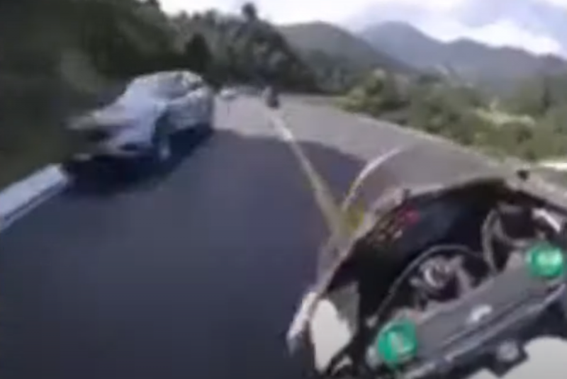 (VIDEO) Motociclista muestra el momento en que compañero CAE a BARRANCO tras esquivar autos