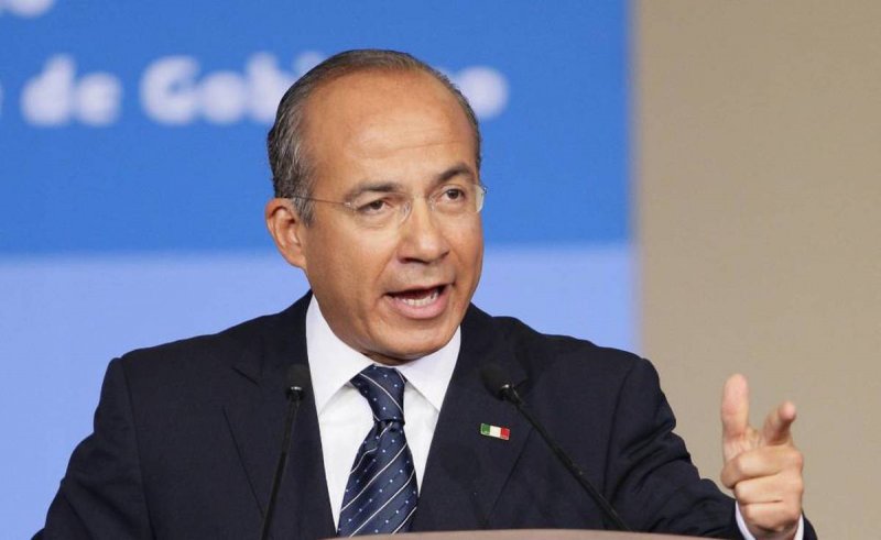 Exige Felipe Calderón una investigación por "antenas espía" de AMLO