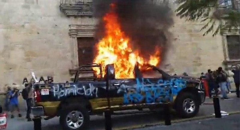 Indignados queman patrullas por violencia policial en Jalisco