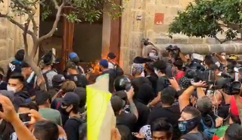 Al grito de “¡JUSTICIA!”, manifestantes ROMPEN puerta Palacio Nacional en Jalisco