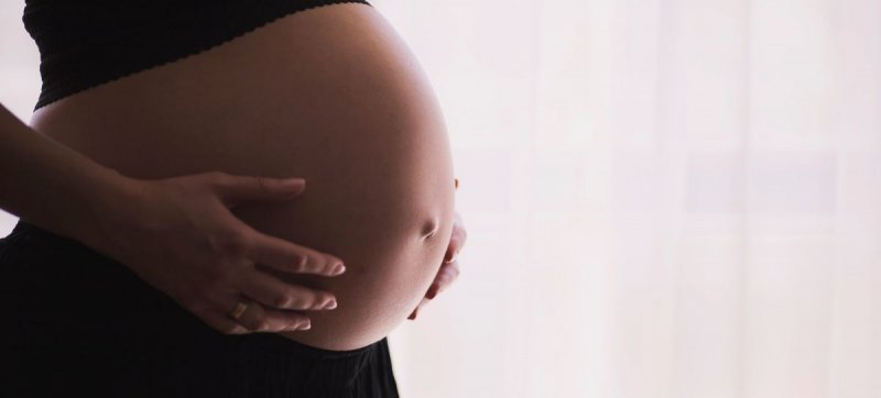 Mujer organiza baby shower clandestinamente días antes de dar a luz y su BEBÉ NACE con Covdi-19