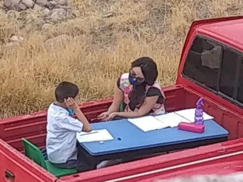 Maestra en Guanajuato da CLASES a sus alumnos en la caja de su CAMIONETA