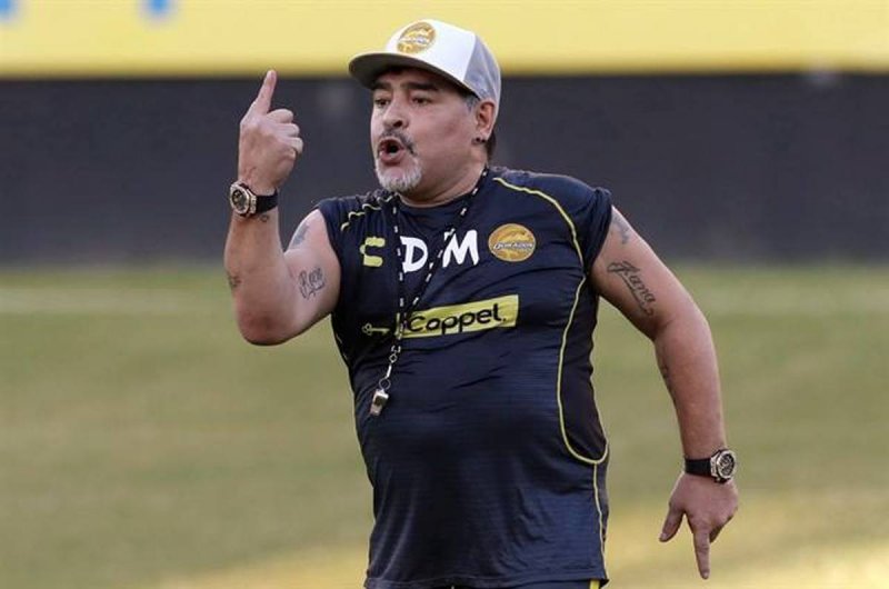 #VIRAL Totalmente borracho y sin pantalones, Maradona “celebra” Día del Padrey